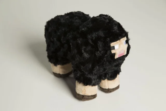 Produktbild zu Minecraft - J!NX Pl&uuml;sch - Schwarzes Schaf