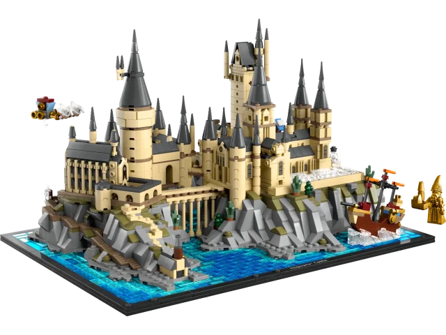 Produktbild zu Harry Potter - LEGO Modellbausatz - Schloss Hogwarts mit Schlossgel&auml;nde